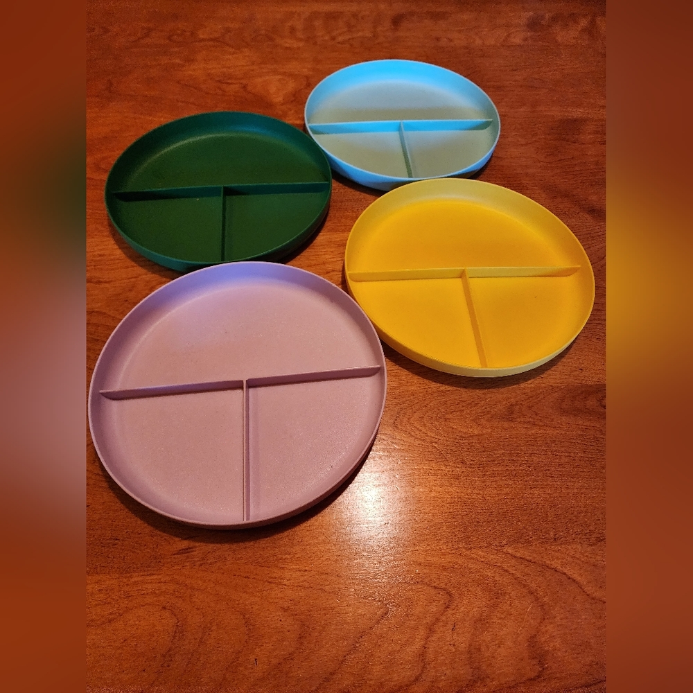 Pillowfort Plastic Divided Plates, Set of 4